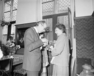 880617 Afbeelding van het bezoek van Joan Mondale (rechts, echtgenote van de Amerikaanse vicepresident Walter Mondale) ...